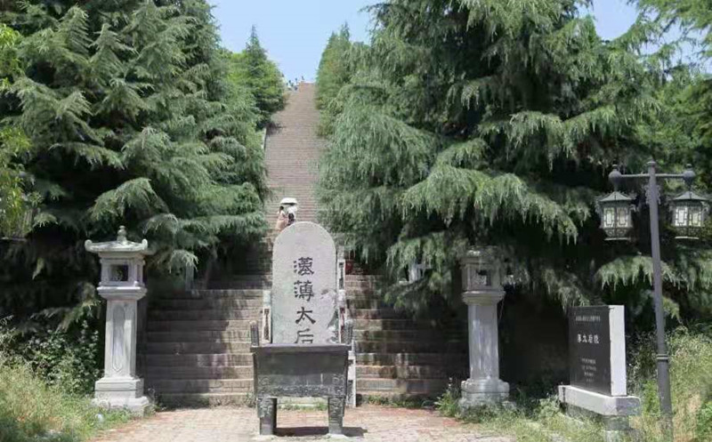 西安霸陵墓園新區(qū)圖片,,群山環(huán)抱中,價(jià)格實(shí)惠