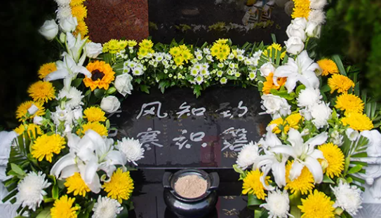 鮮花祭祀是一種為了表達(dá)哀悼、惋惜,、懷念