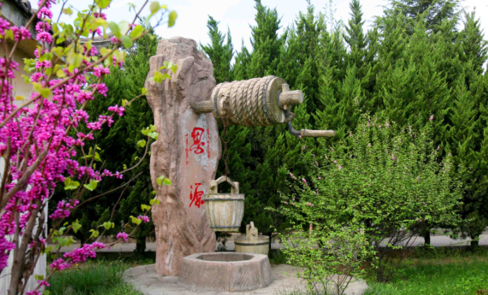 西安鳳棲山墓園北區(qū)可乘坐405、415路公交車抵達